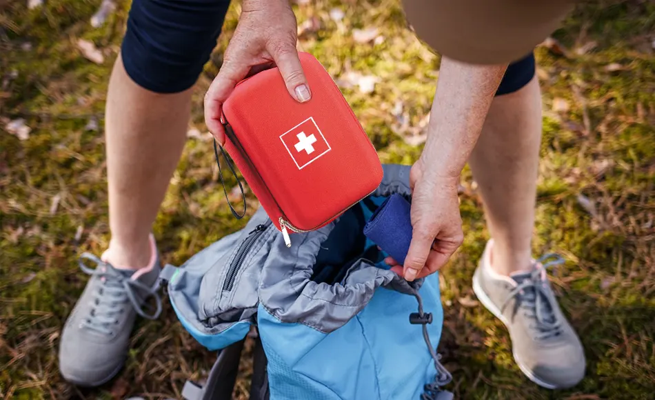 Que dois-je mettre dans une trousse de secours extérieure ?