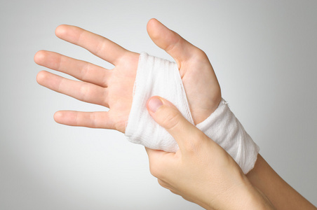 Comment utiliser correctement les bandages de premiers secours