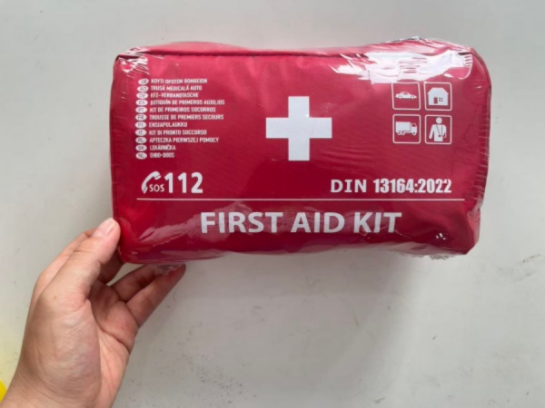 Comment éviter que les trousses de premiers secours ne soient retenues par les douanes ?