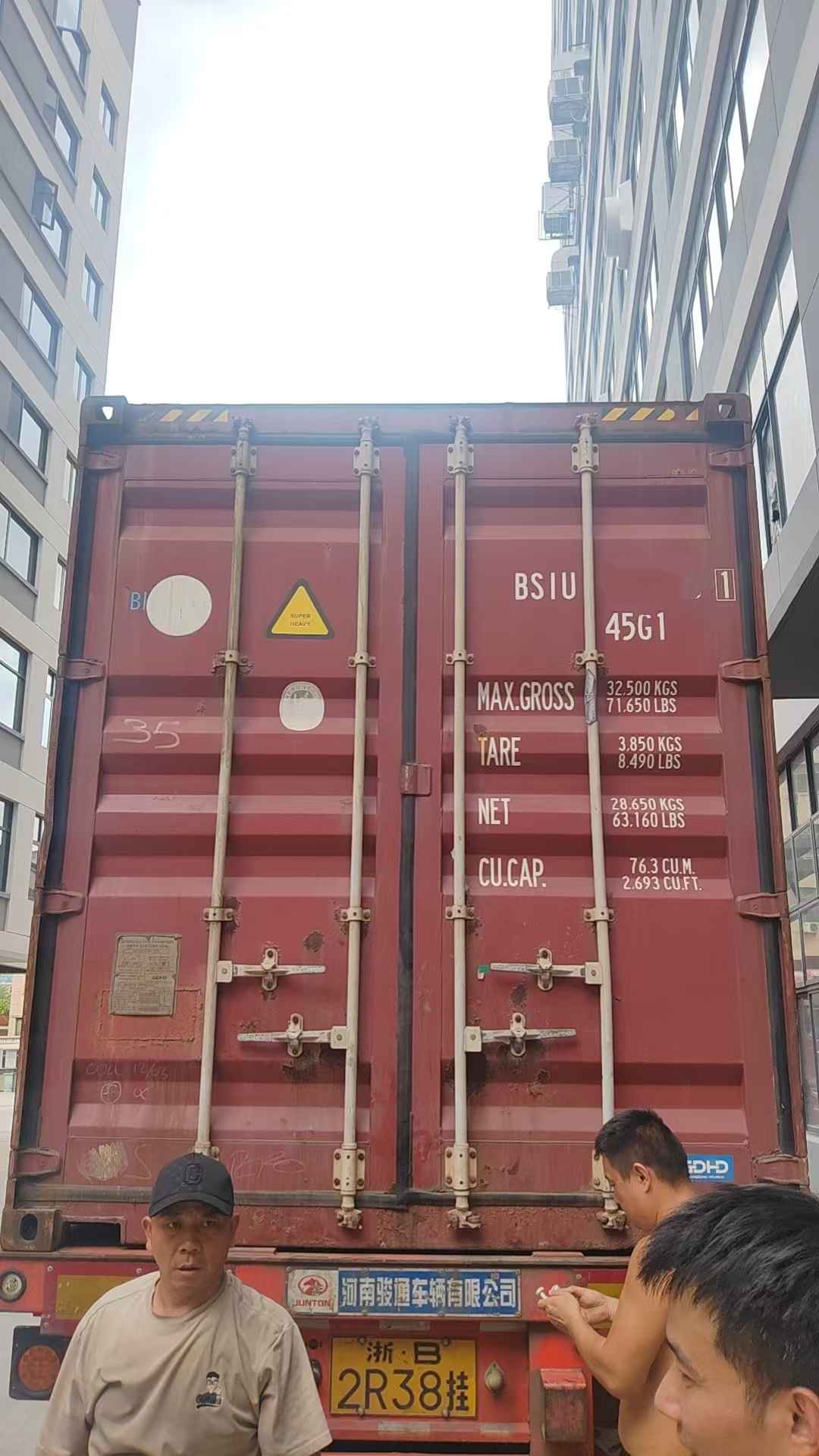 Chargement quotidien de conteneurs à Yiwu Kebon : des kits de premiers secours prêts pour une livraison mondiale